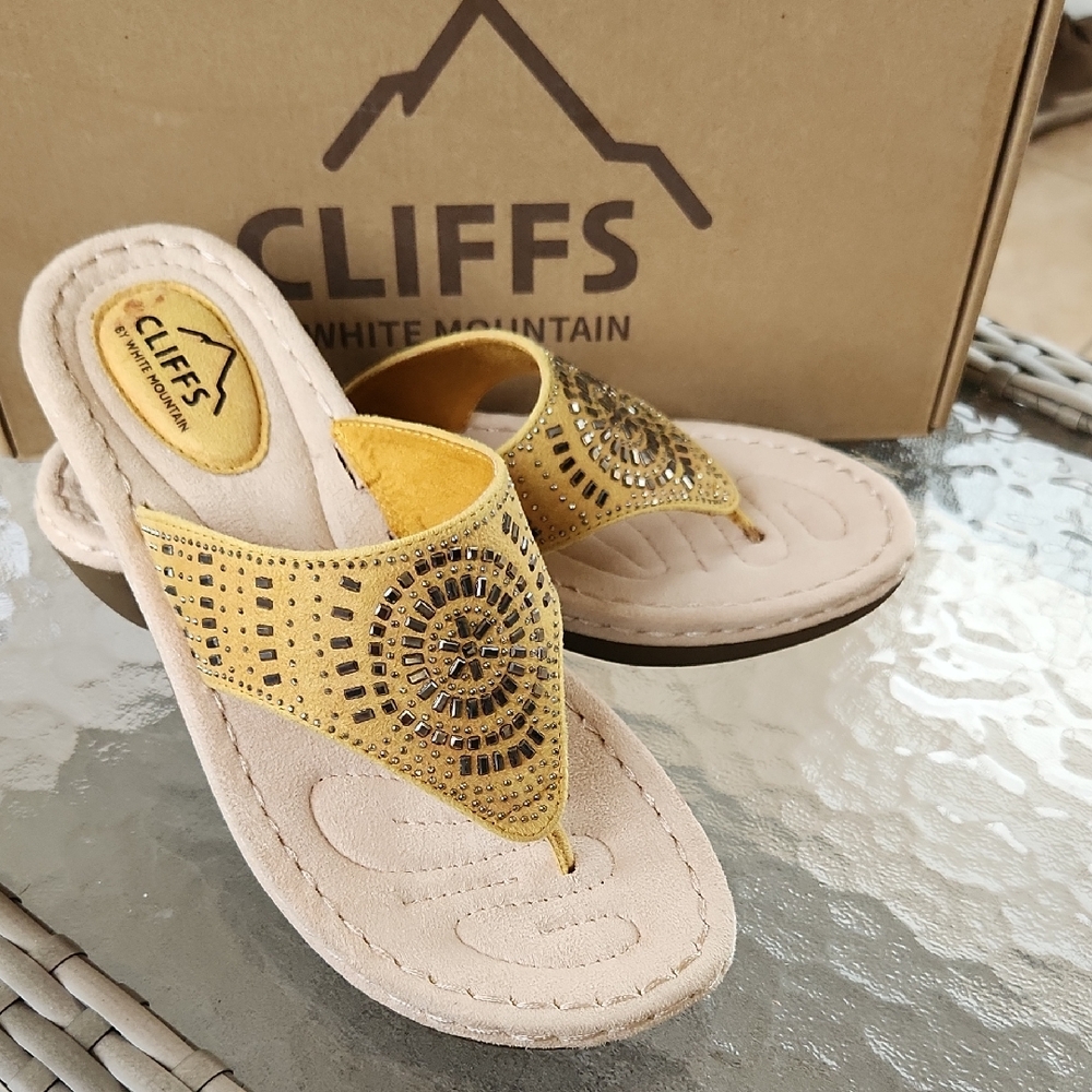 NWT Cliffs by White Mountain Women's Marigold Embellished Thong Sandals Cienna